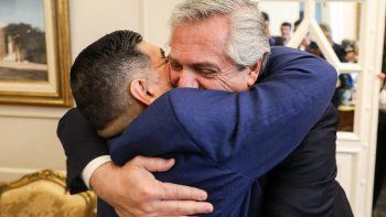 alberto se quebro al despedir al diez: es de todos los argentinos alberto se quebro al despedir al diez: es de todos los argentinos