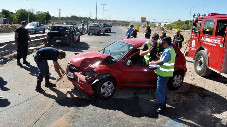 Los vehículos dañados eran retirados de la ruta por la Policía y Bomberos.