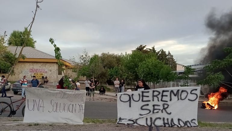 Alumnos del CPEM 76 reclamaron por seguridad con un corte de calle