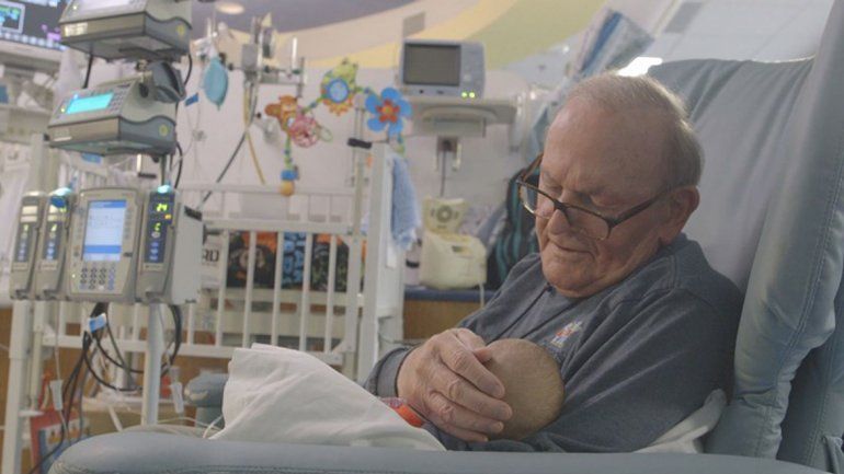 La emocionante historia del abuelo que cuida bebés prematuros