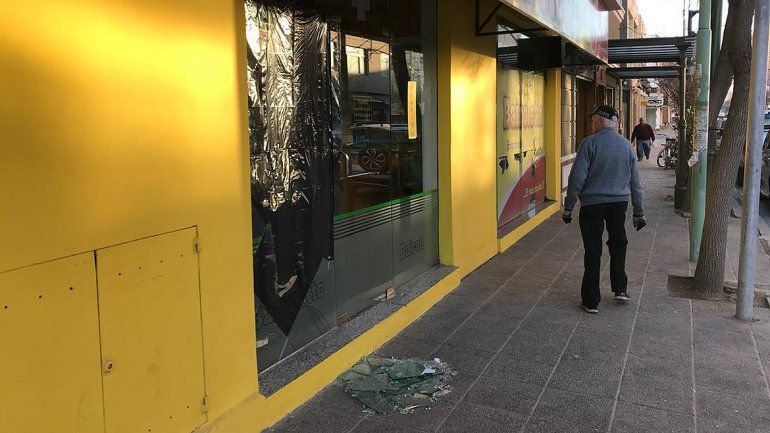 Volvieron los rompevidrios: atacaron a dos locales céntricos para robar dinero y comida