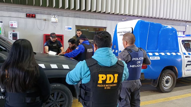 El momento en que la Policía neuquina entrega a la banda de los Chilenos a la PDI en Pino Hachado.