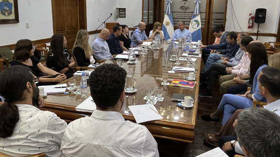 Figueroa pidió a los ministros achicar la planta política y que nadie se tome vacaciones