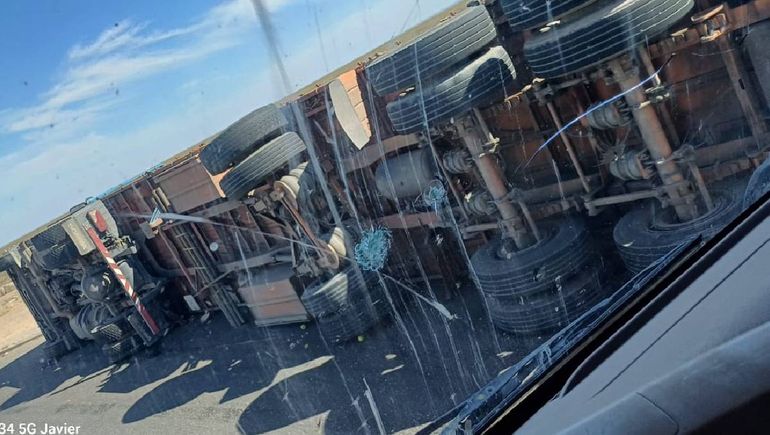 El camión Scania volcado con peras en la Ruta 8 y 51. El camión Scania volcado con peras en la Ruta 8 y 51.