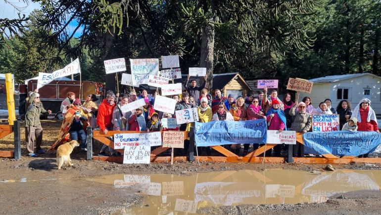 Comunidad educativa el CPEM 90 durante la marcha de las frazadas.