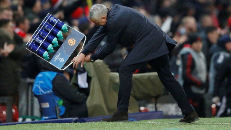 Mourinho se volvió loco y rompió todo en el festejo de gol
