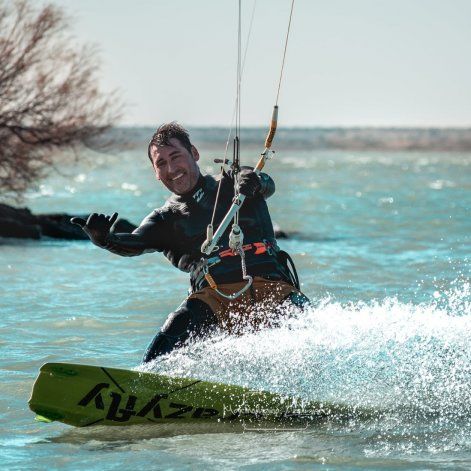 Murió un médico mientras practicaba kitesurf en San Antonio Este