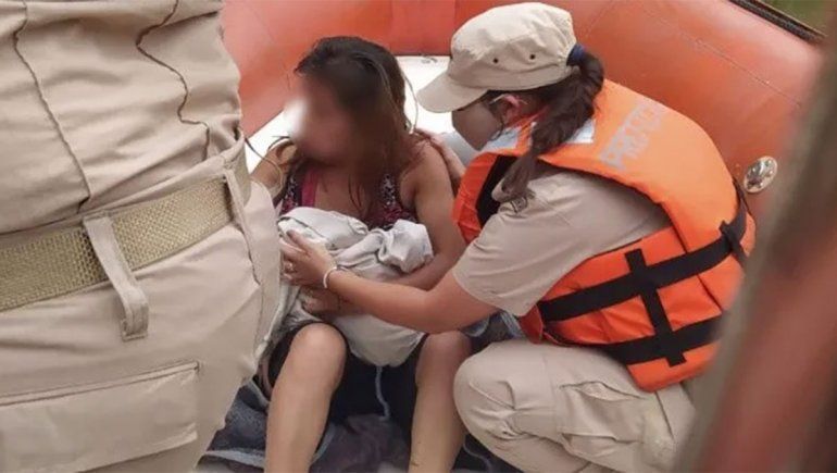 Una mujer dio a luz en un bote y fue auxiliada por Prefectura