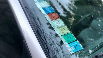 La oblea de la VTV se debe exhibir en el parabrisas. La oblea de la VTV se debe exhibir en el parabrisas.