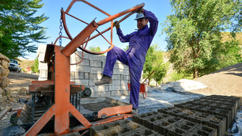 gracias a una bloquera comunal, los vecinos se acercan al sueno de la casa propia gracias a una bloquera comunal, los vecinos se acercan al sueno de la casa propia