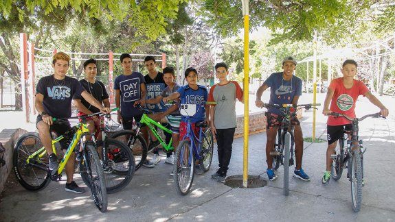 los echaron de la plaza  y piden una pista segura