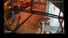 Video: robó un buzo de una vidriera y quedó escrachado