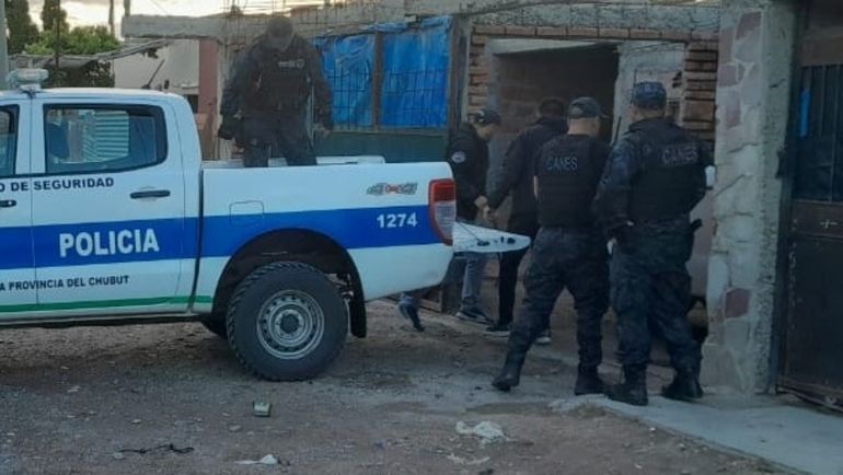 La policía de Chubut retiró las autopartes de la Toyota Hillux que estaban desguazando en la vivienda. 