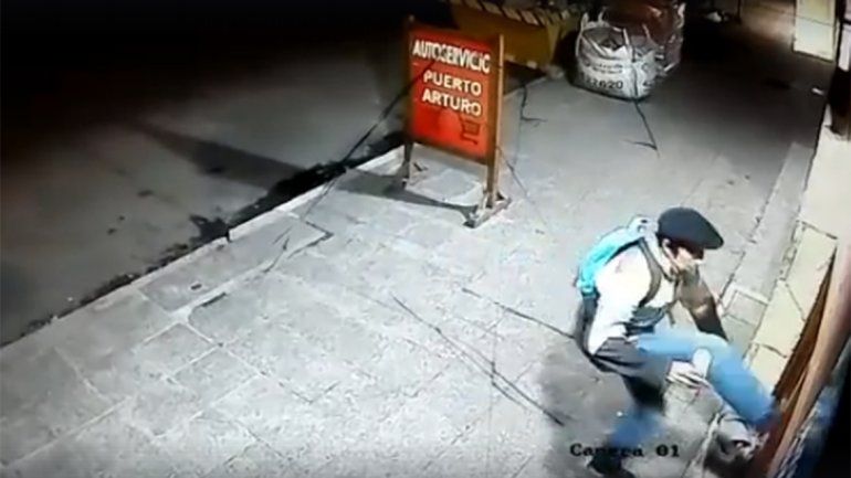 Rompió una vidriera a patadas y su papá pagó los daños