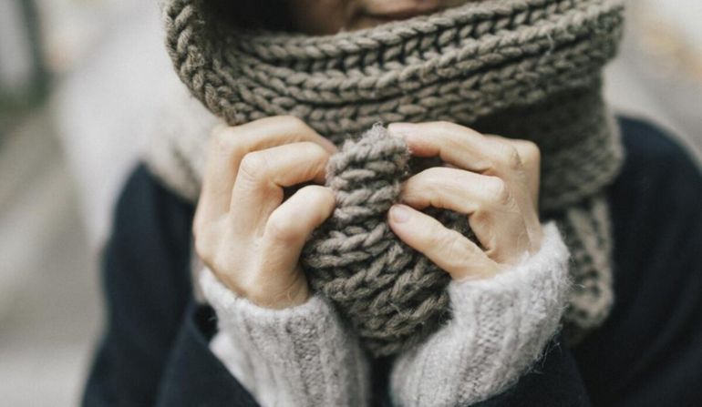 El local mantenía la puerta abierta incluso en invierno, lo que generaba frío constante dentro del espacio de trabajo. El local mantenía la puerta abierta incluso en invierno, lo que generaba frío constante dentro del espacio de trabajo.