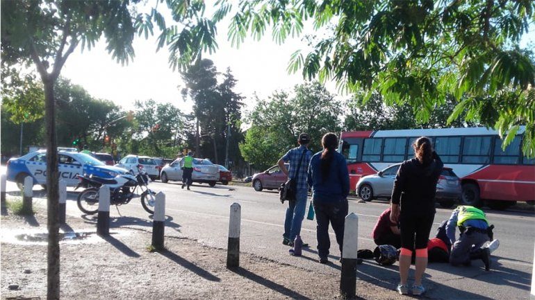 Accidente en Ruta 22 y Saavedra entre una moto y una camioneta