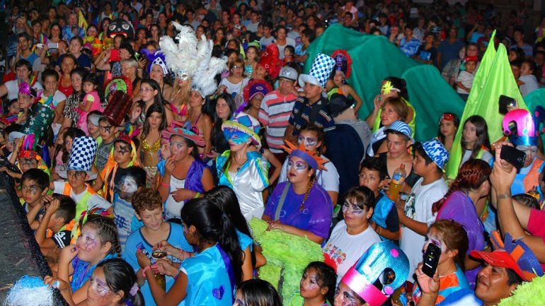 Todo el color del carnaval se vivió a pleno en el barrio Melipal