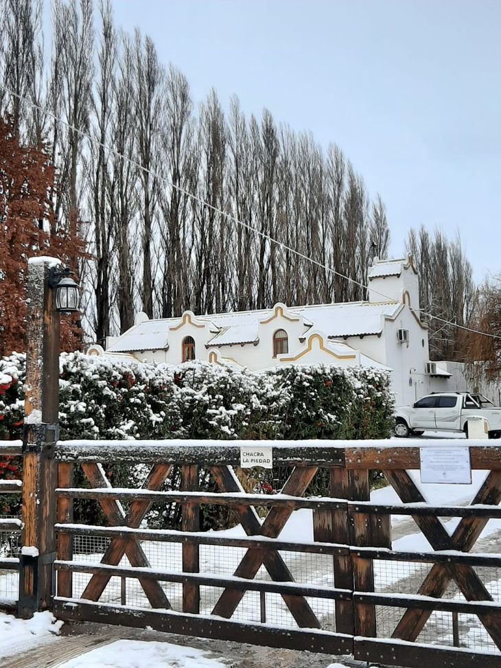 El ingreso a la chacra hace unos años cubierto de nieve. Foto: gentileza. El ingreso a la chacra hace unos años cubierto de nieve. Foto: gentileza.