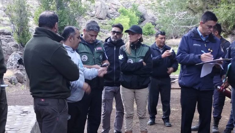 La difícil tarea de buscar al criancero arrastrado por el río Varvarco