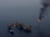 Imagen de archivo. Un quemdo en antorcha es visto en la plataforma de la estatal mexicana Pemex en el yacimiento Ku Maloob Zaap, en la bahía de Campeche. 19 de abril de 2013. REUTERS/Victor Ruiz