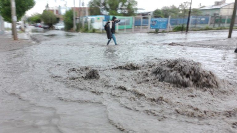 Intensa tormenta sorprendió a los neuquinos e inundó las calles