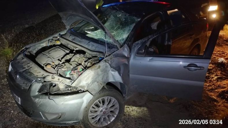 Dos de los ocupantes del vehículo fueron trasladados al hospital de Piedra del Águila. | LM Neuquen Dos de los ocupantes del vehículo fueron trasladados al hospital de Piedra del Águila.