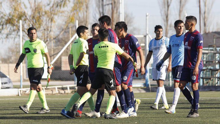 Tarde de furia, escándalos y partidos suspendidos en la Liga Confluencia