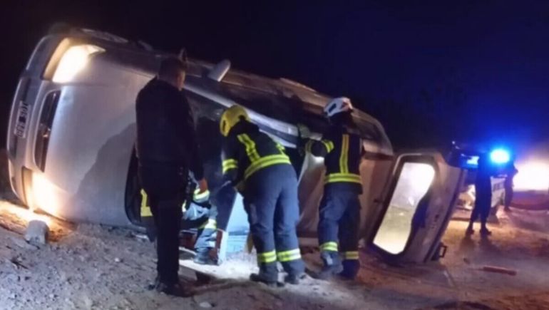 Bomberos de Trelew rescataron a una menor que manejaba y volcó.