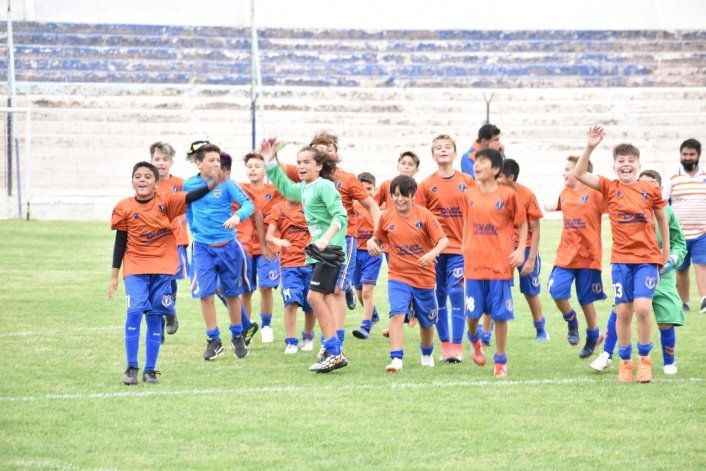 Uno de los festejos de Luciano (el de mangas negras debajo de la camiseta) y el equipo -foto gentileza Elías Varela, papá de un compañeritor-.