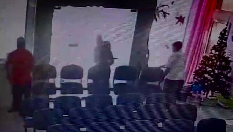 ATE toma la Municipalidad de Centenario y pide recontratar a los exempleados de las horas extras truchas