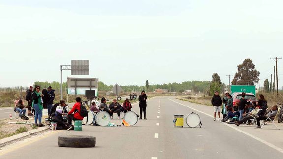 Los municipales de Senillosa cortaron durante varias horas la Ruta 22 / Fotos