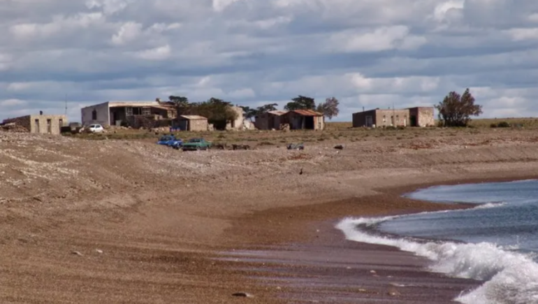 Cabo Raso está en la costa sur de Chubut, 170 kilómetros al sur de Trelew por la llamada Ruta Azul.