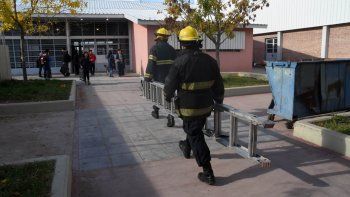 Ni bien se produjo la explosión, los alumnos fueron llevados al patio del edificio educativo del barrio Gran Neuquén, donde acudieron los bomberos. 