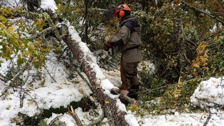 Pese a los trabajos para despejar la nieve de los caminos, la Ruta 48 se encuentra intransitable. Pese a los trabajos para despejar la nieve de los caminos, la Ruta 48 se encuentra intransitable.