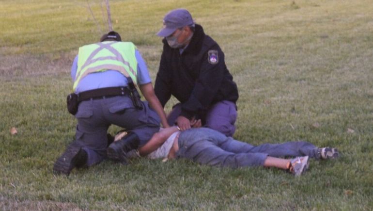 El delincuente que apuñaló a un adolescente, ahora le robó a repartidor