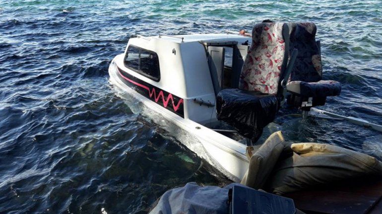 Una de las lanchas y las roturas que sufrió. (La Angostura Digital)