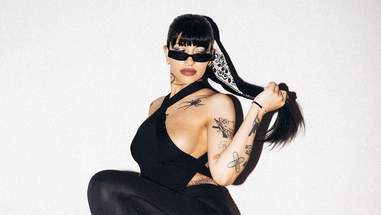 Cazzu posa para una campaña de botas de la marca de Ricky Sarkany. Cazzu posa para una campaña de botas de la marca de Ricky Sarkany.