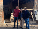 Leandro Aparicio y Sergio Heredia junto a don Asunción Ávalos en la chacra de Picún Leufú.