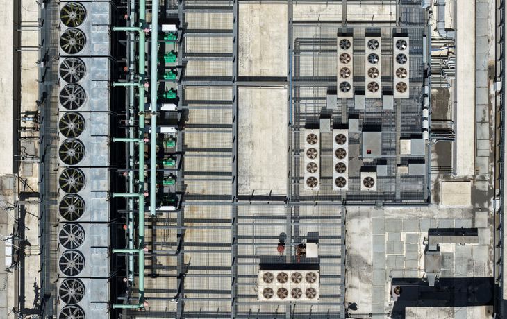 &nbsp;Sistema de refrigeración en el techo de un centro de datos