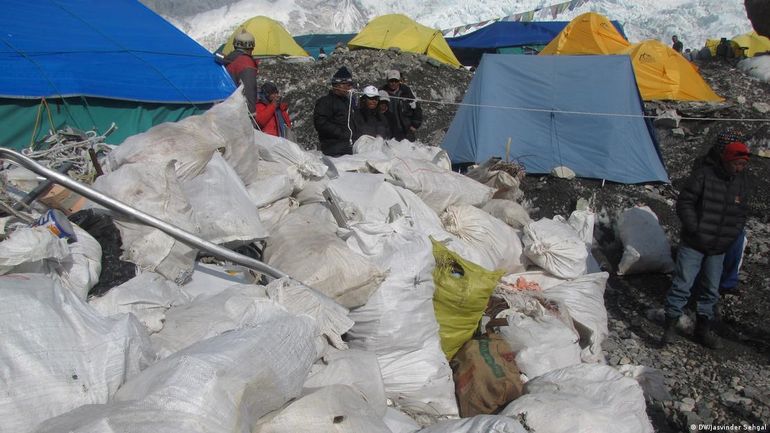 Bolsas de basura en el campamento base del Everest. Bolsas de basura en el campamento base del Everest.