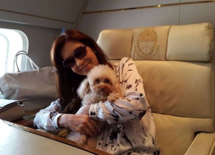 Durante años se criticó al kirchnerismo por usar recursos del Estado con fines personales. Hoy la polémica vuelve con el caso de Manuel Adorni. Durante años se criticó al kirchnerismo por usar recursos del Estado con fines personales. Hoy la polémica vuelve con el caso de Manuel Adorni.