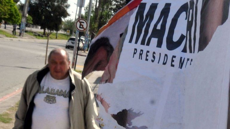 El Municipio pidió custodia para sacar los carteles políticos