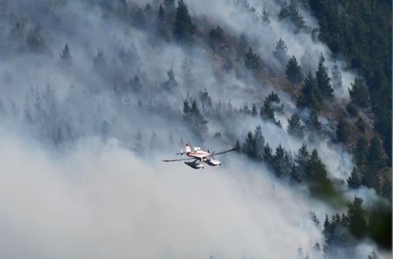 Cinco aviones hidrantes trabajan en Puerto Patriada para controlar el fuego. Cinco aviones hidrantes trabajan en Puerto Patriada para controlar el fuego.