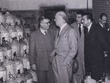 Visita del gobernador Castello en Cipolletti, año 1960. Visita a la Bodega Flor del Prado. En la imagen se ven las damajuanas de vino. Gentileza: Archivo Cabus Trenes