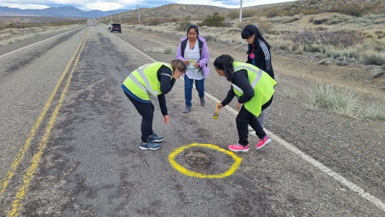 Maestras de Bajada del Agrio pintaron los baches de la ruta
