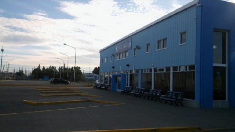 El joven se había tomado un auto con una aplicación de viajes hasta la terminal de Omnibus de Río Gallegos y de ahí caminó hacia lo de un amigo, hasta que fue abordado por los desconocidos que lo atacaron salvajemente. El joven se había tomado un auto con una aplicación de viajes hasta la terminal de Omnibus de Río Gallegos y de ahí caminó hacia lo de un amigo, hasta que fue abordado por los desconocidos que lo atacaron salvajemente.