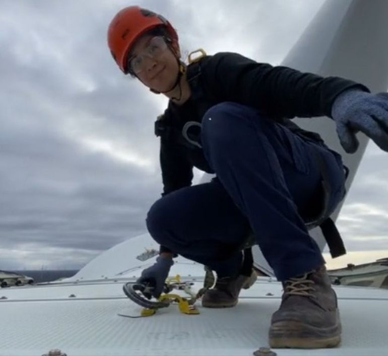 La joven santacruceña se inició en un parque eólico de su provincia, siguió en Bahía Blanca y finalmente recaló en Chubut. La joven santacruceña se inició en un parque eólico de su provincia, siguió en Bahía Blanca y finalmente recaló en Chubut. 