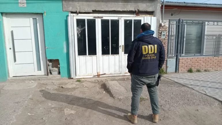 La Justicia de Santa Cruz dispuso el allanamiento del domicilio del sospechoso de asesinar a golpes a un hombre en Pico Truncado. La Justicia de Santa Cruz dispuso el allanamiento del domicilio del sospechoso de asesinar a golpes a un hombre en Pico Truncado.