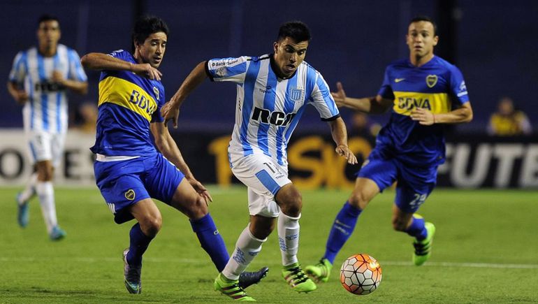 Con la camiseta de Racing, Marcos Acuña elude la marca de los jugadores de Boca Pablo Pérez y Leonardo Jara. Con la camiseta de Racing, Marcos Acuña elude la marca de los jugadores de Boca Pablo Pérez y Leonardo Jara.