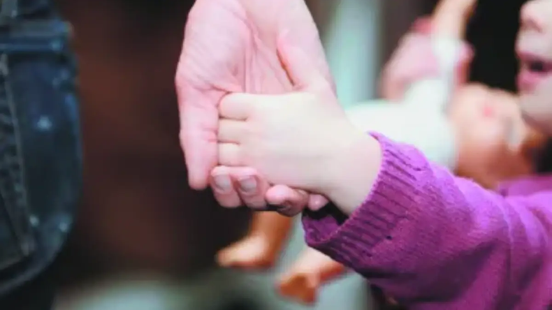 Su mamá fue víctima de un femicidio y el juez le otorgó la adopción al papá de sus hermanos | LM Neuquen Su mamá fue víctima de un femicidio y el juez le otorgó la adopción al papá de sus hermanos